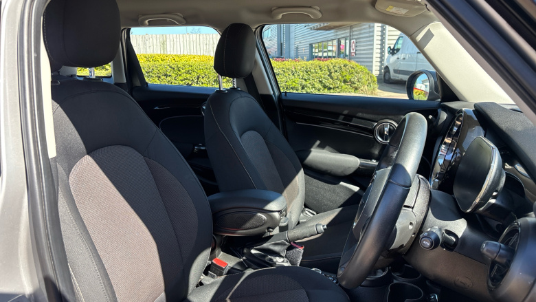 MINI Hatchback 1.5 Cooper Classic Premium 5dr Auto Petrol Hatchback